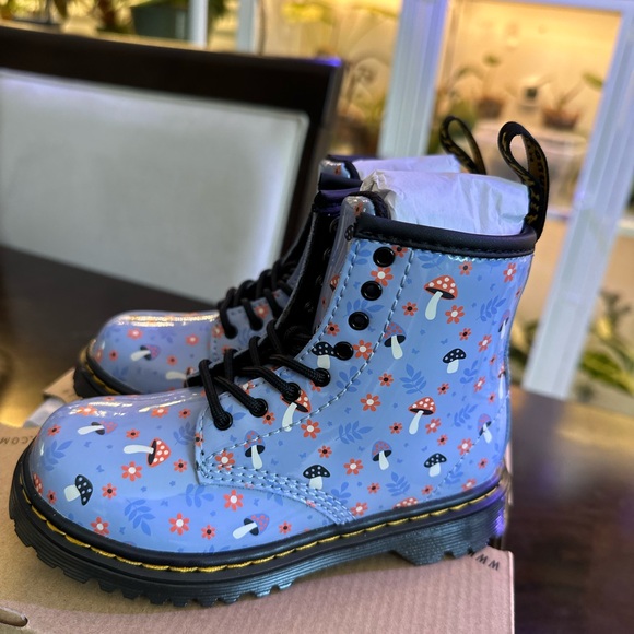 ❌SOLD❌ Dr. Martens 1460 PATENT WOODLAND LACE UP BOOTS - Picture 2 of 8